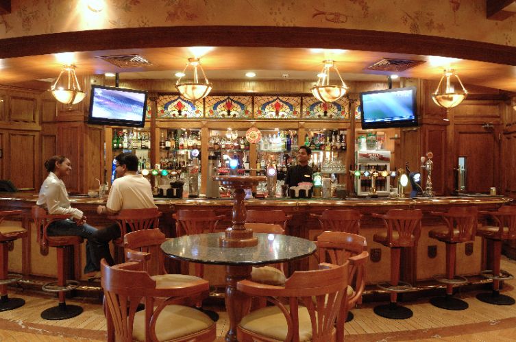 Crowne Plaza Bahrain - Harvester's Bar & Pub