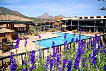 Kings Ransom Sedona Hotel - Courtyard & Pool In Summer