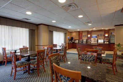 Holiday Inn Express Hotel & Suites - 