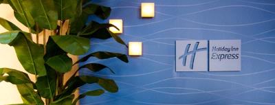 Holiday Inn Express - 