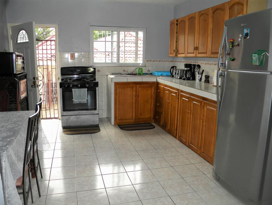 Tropical Breeze - Fully-equipped Kitchen Area