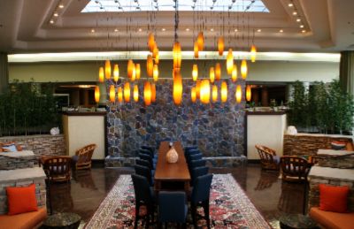 A Bright Contemporary Decor Welcomes You To The Doubletree Denver Southeast.