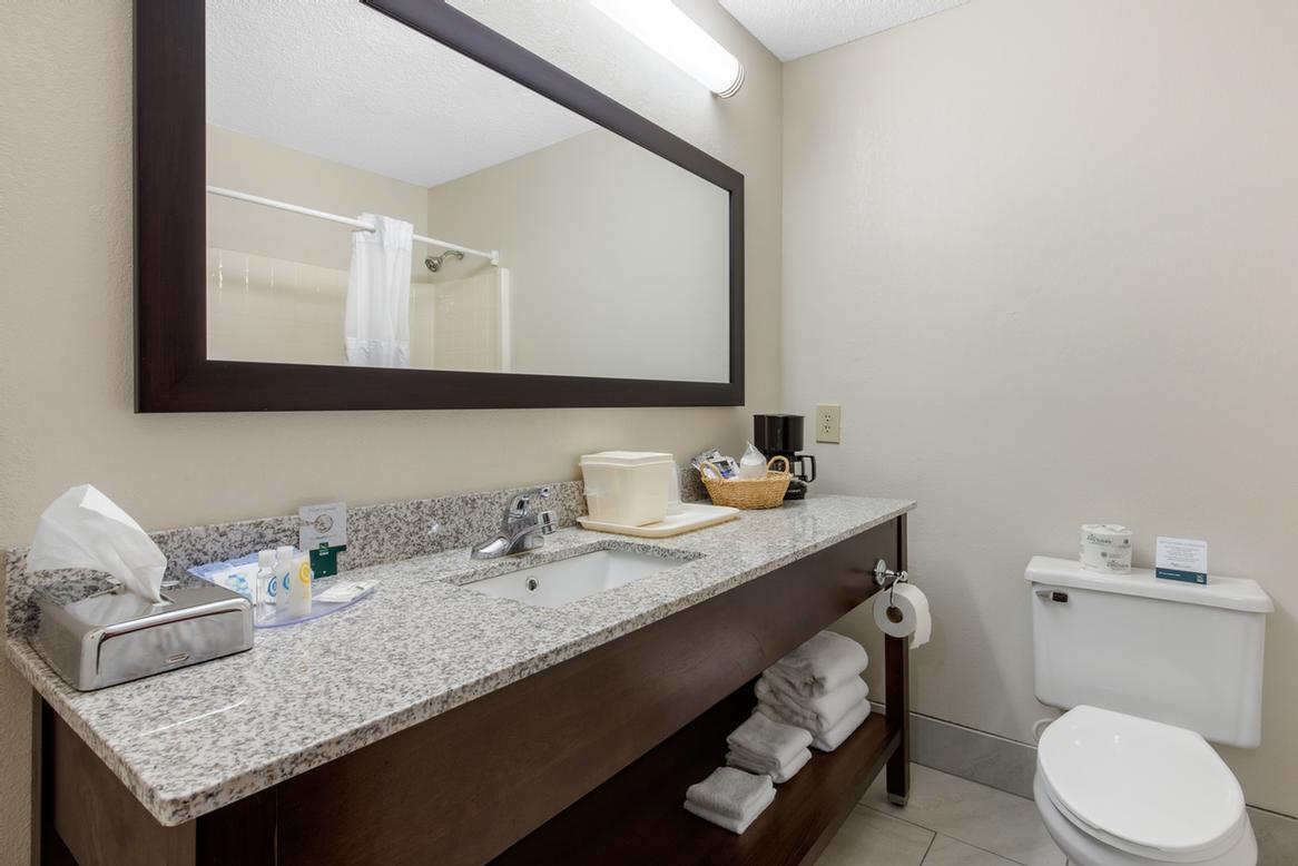 Comfort Inn - Suite Bathroom