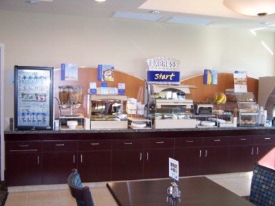 Holiday Inn Express Clovis - •	deluxe Breakfast Buffet Featuring Cinnamon Rolls Eggs Bacon Or Sausage Muffins Danish Cereal Fresh Fruit Yogurt And Juices!