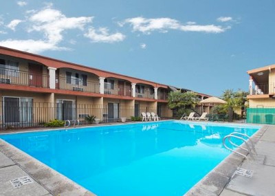 Quality Inn - Outdoor Swimming Pool