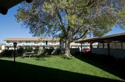 Lamplighter Inn - Landscapped Courtyard