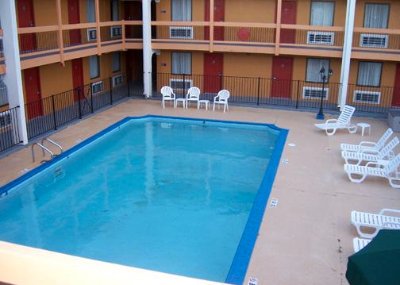 Quality Inn & Suites - Outdoor Heated Swimming Pool