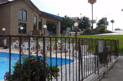 Super 8 - Beautiful Outdoor Pool