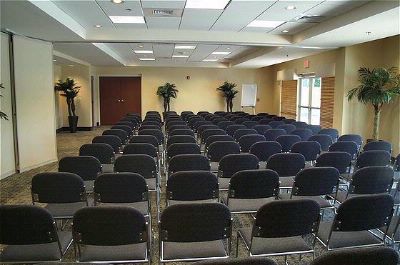 Holiday Inn Express & Suites - 