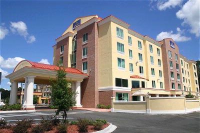 Holiday Inn Express & Suites - 