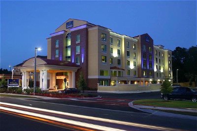 Holiday Inn Express & Suites - 