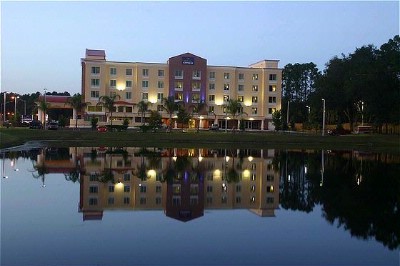 Holiday Inn Express & Suites - 