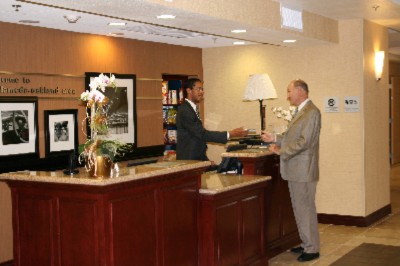 Hampton Inn & Suites Oakland Airport Alameda - Front Desk