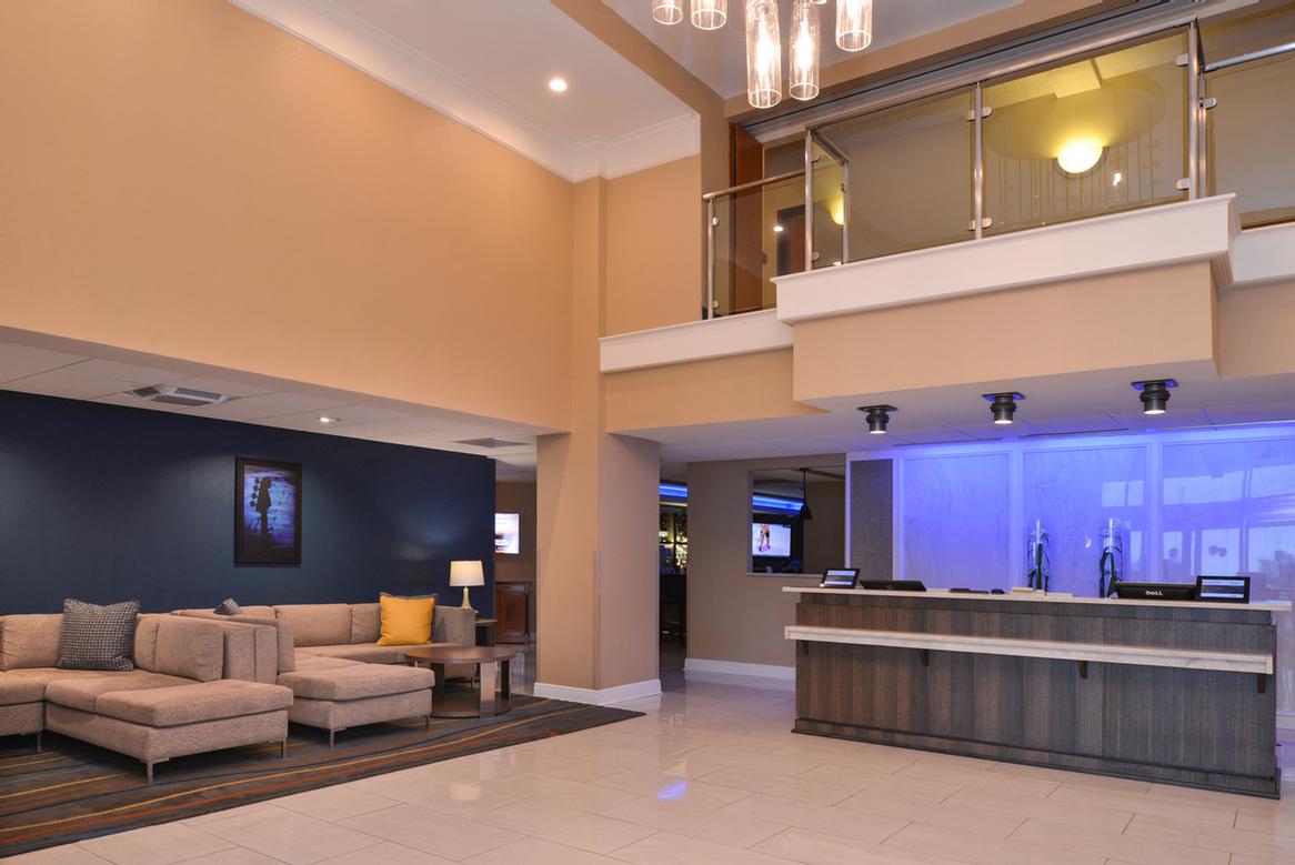 Country Inn & Suites - Waiting Area