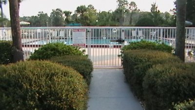 Days Inn - Pool Entrance
