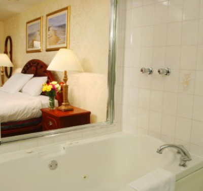 Anchor Inn - Deluxe Room Bath