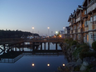 La Conner Channel Lodge - Channel Lodge Exterior At Night