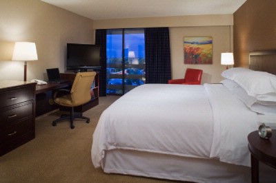 Sheraton Uptown - Guestroom-king