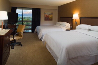 Sheraton Uptown - Guestroom-queen/queen