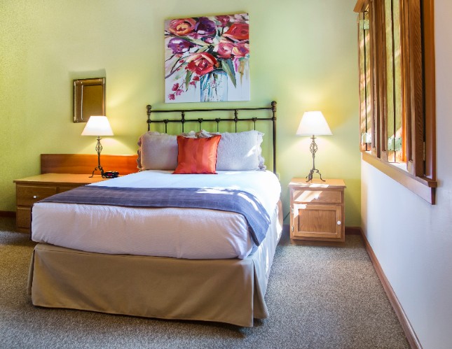 La Conner Country Inn - Walk To The Water And Meet Our Local Friends