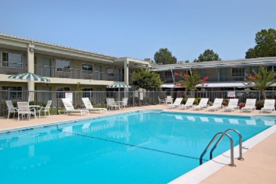 Days Inn Colonial Downtown - Courtyard Swimming Pool
