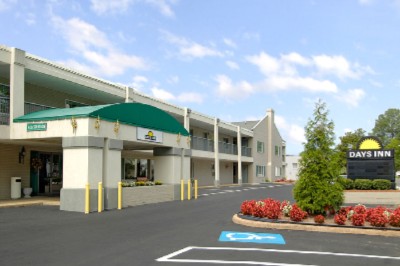 Days Inn Colonial Downtown - Located Near Historic Center