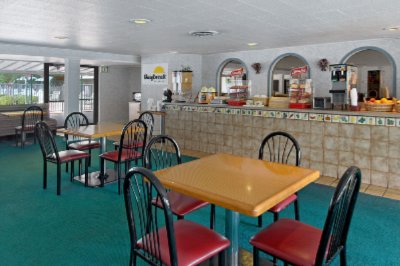 Days Inn Colonial Downtown - Free Continental Breakfast