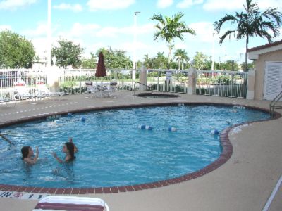 Holiday Inn Express & Suites - Outdoor Pool & Jacuzzi