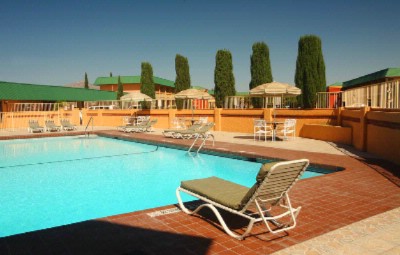 Quality Inn & Suites - Out Door Swimming Pool Area