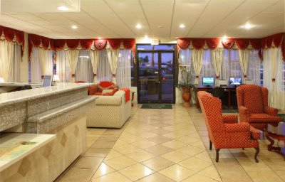 Quality Inn & Suites - Hotel Lobby