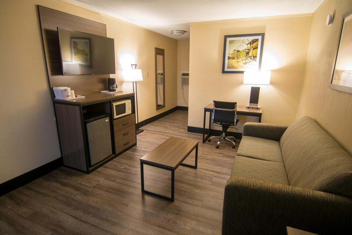 Quality Inn & Suites - Spacious Suite With Sitting Area