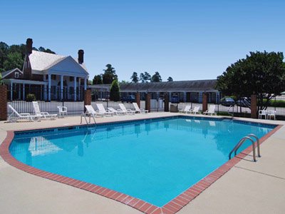 Quality Inn Colony - Outdoor Swimming Pool