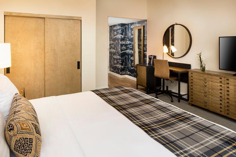 Holiday Inn Express & Suites Boston Garden - Suite Living Area 1