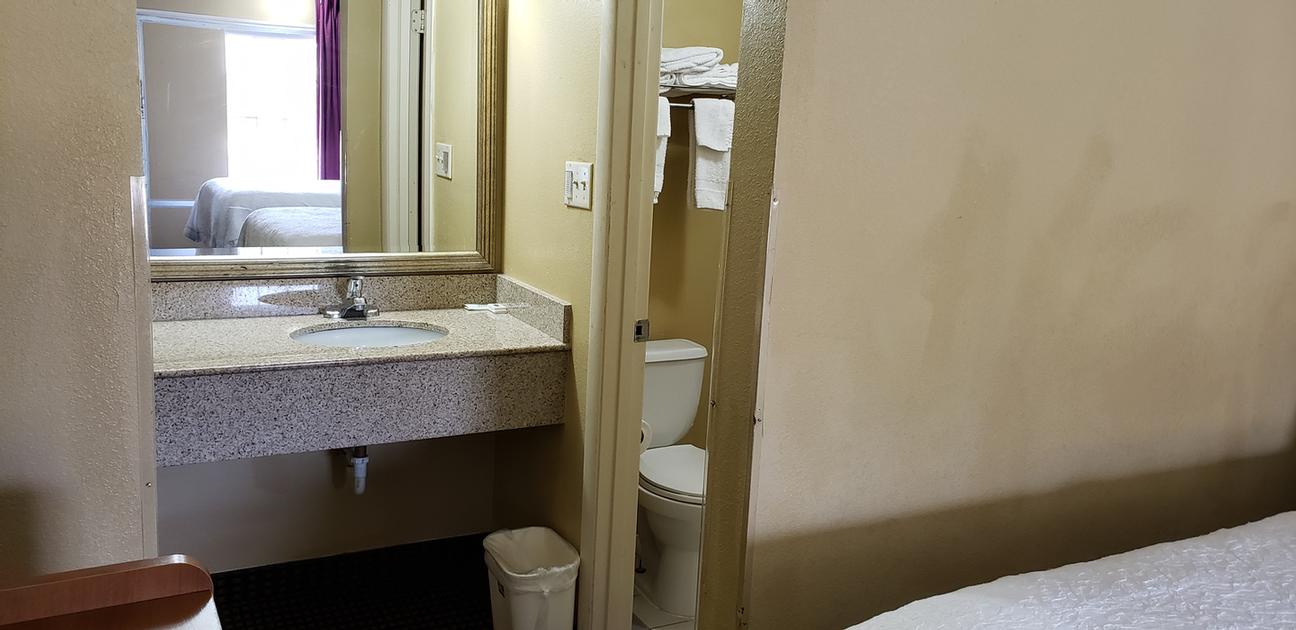 Vista Inn & Suites - Guest Vanity Area