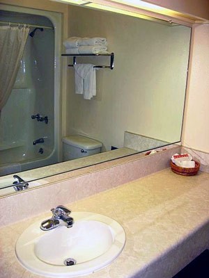 Motel 6 Medical Center South - Bathroom