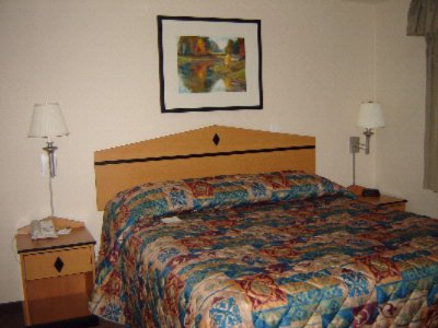 Best Rest Inn Ogden - Bedroom Area In King Suite (separate Room)