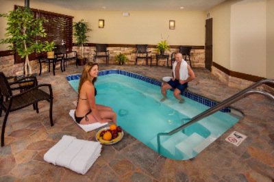 The Point Inn & Suites - Deluxe King Bed Room