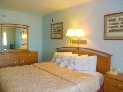 Boxcar Willie Inn - Lobby Offers Living Space
