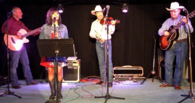 Boxcar Willie Inn - Romance Blossoms In A Zephyr King Room