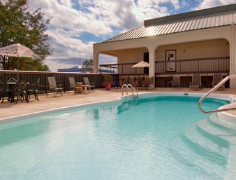 Ramada - Pool