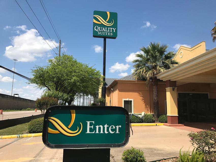 Comfort Suites - 