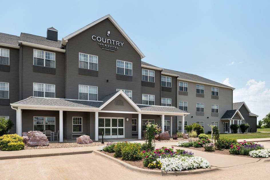 Country Inn & Suites - Lobby Area With Fireplace