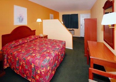 Econo Lodge - 