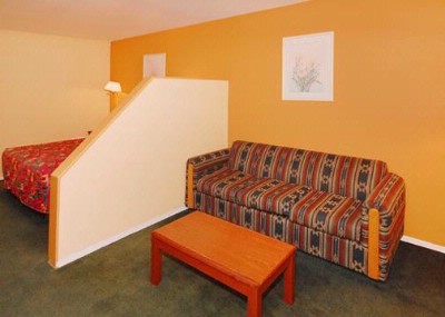 Econo Lodge - 