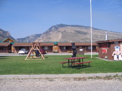 Big Bear Motel - Swing Set And Table Area By Pool