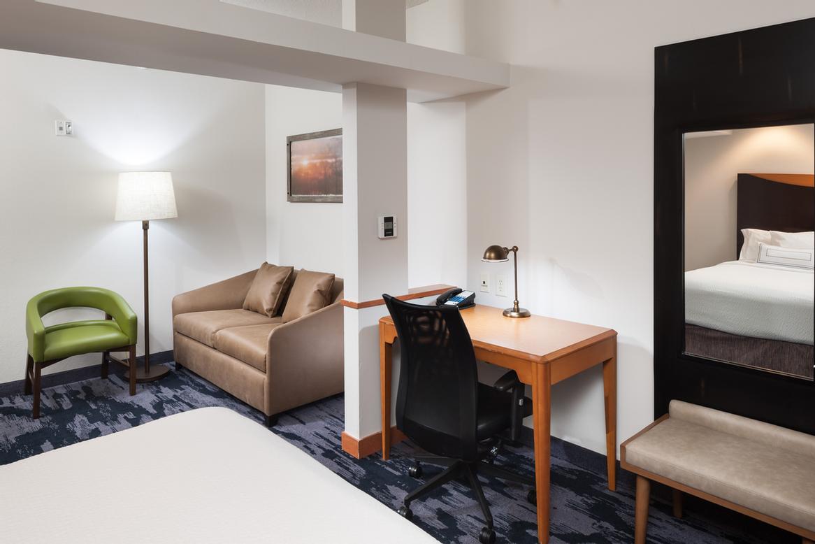 Fairfield Inn & Suites - Dining Area