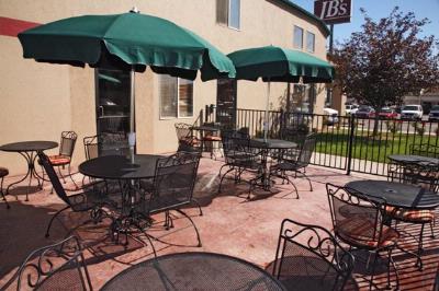 Mr. Sandman Inn & Suites - Breakfast Room Patio