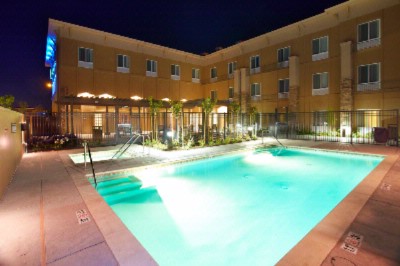 Holiday Inn Express - Pool At Nite