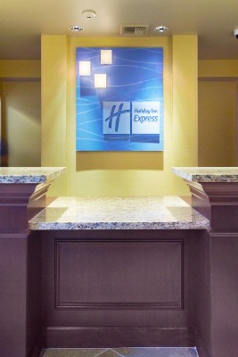 Holiday Inn Express - Front Desk