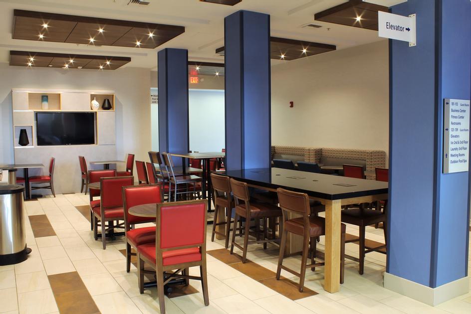 Holiday Inn Express - Lobby